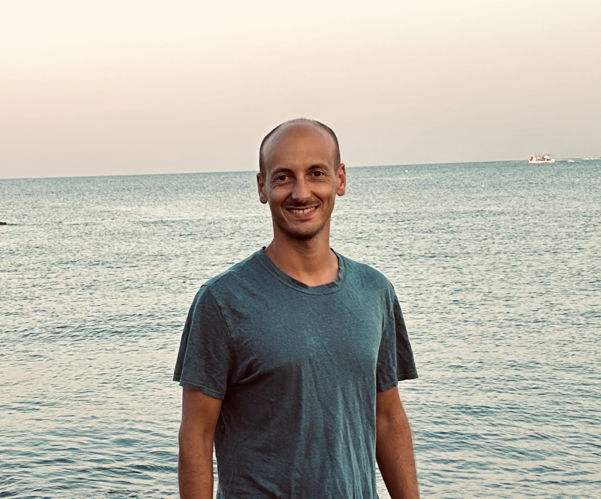 Robin Dauzon devant l'océan.